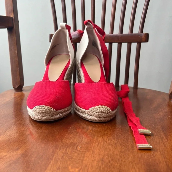 JustFab Red Wedge Ballet Heels with Bow Ties Metallic Gold Accent Woven sz 8 - Picture 2 of 12
